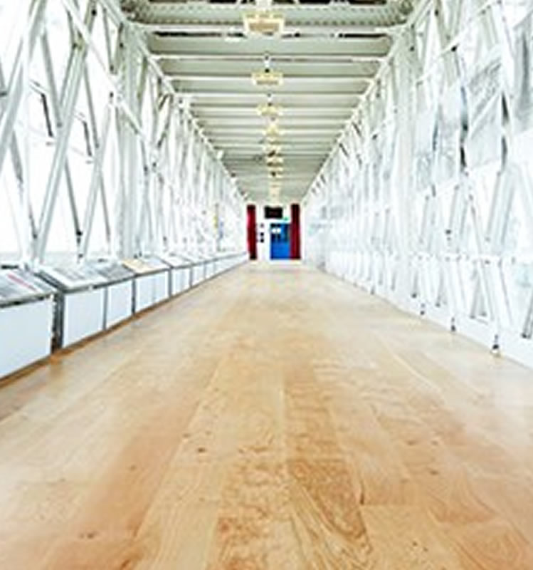 Acabamento em piso de madeira